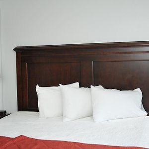 Studio King Bed & Full Kitchen